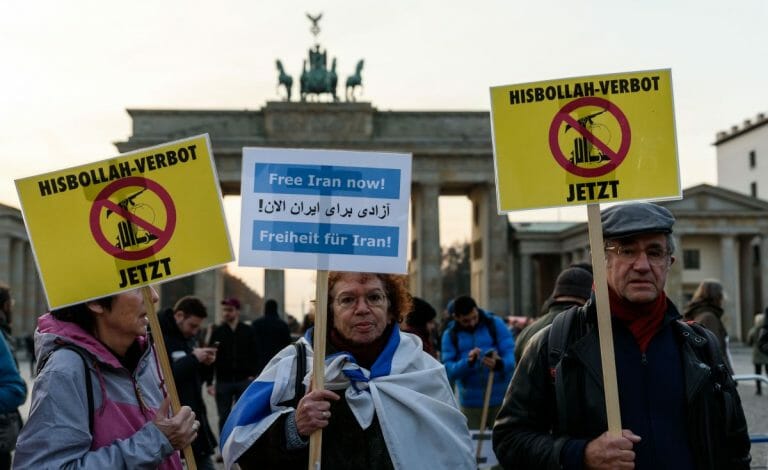 Demonstranten am Brandenburger Tor fordern das Verbot der Hisbollah