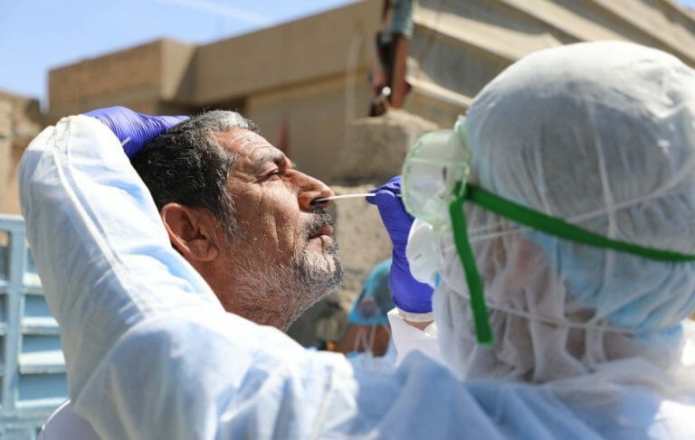 Ärzte führen Corona-Tests in Bagdad durch