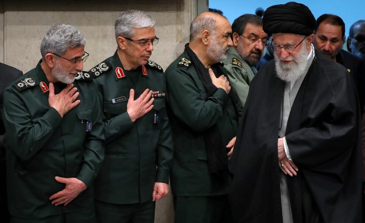 Khamenei mit der Führungsspitze der Iranischen Revolutionsgarden