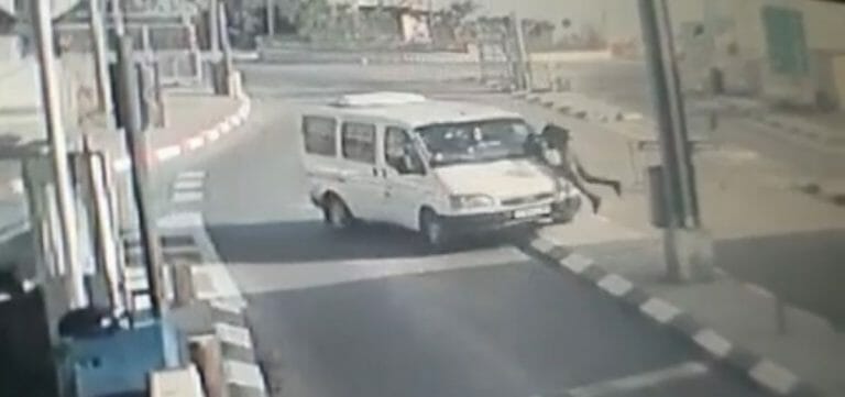 Der Terrorist rammte den israelischen Polizisten mit seinem Wagen und versuchte, ihn dann zu erstechen