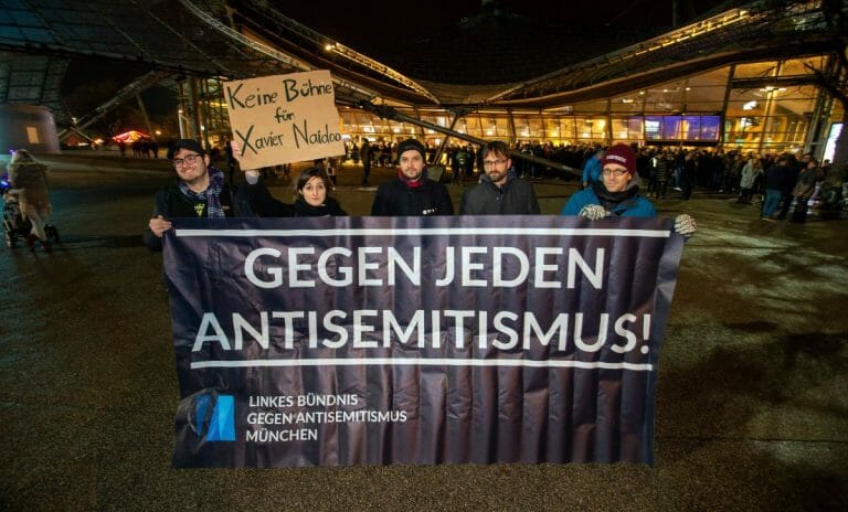 Protest vor einem Xavier-Naidoo-Konzert in München