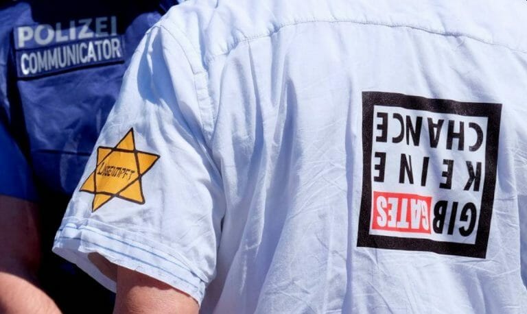 Bei Corona-Demonstration (hier in Frankfurt) kann Human Rights Watch Antisemitismus erkennen. Bei der Israel-Boykottbewegung unter unter europäischen Muslimen dagegen nicht.