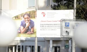 Das Krankenhaus Waldfriede in Berlin weist auf das Desert Flower Project hin, in dem Mädchen mit Genitalverstümmelung betreut werden