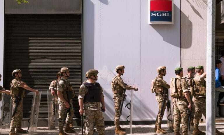 Libanesische Sicherheitskräfte schützen eine Bank während der Demonstration zum 1. Mai
