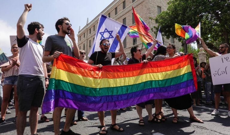 2018 demonstrierten Mitglieder der LGBT-Community noch dagegen, dass sie vom damaligen Leihmutterschaftsgesetz ausgeschlossen blieben