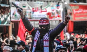 Trägt die Maske nicht zum Schutz vor Corona: Kind auf deiner Demonstration der PFLP