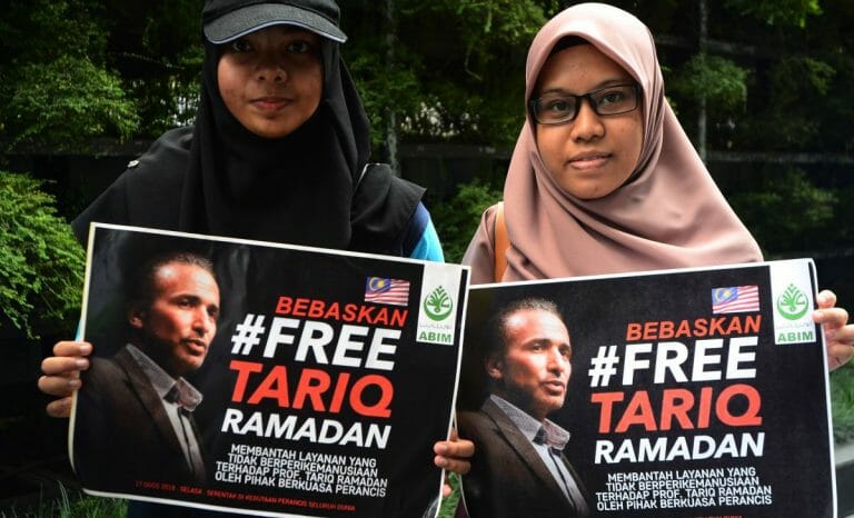 Anhängerinnen des Islamwissenschaftlers Tariq Ramadan protestieren gegen seine Verhaftung wegen Vergewaltigung