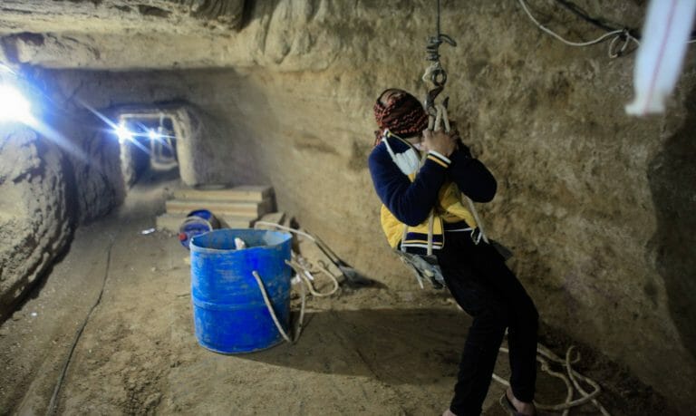 Arbeiter aus Gaza verlässt Tunnel, der von der ägyptischen Armee teilweise zum Einsturz gebracht wurde