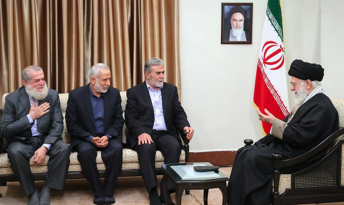 Der Anführer des Palästinensischen Islamischen Dschihad Zeyad al-Nakhala (3. v.li) mit Ayatollah Khamenei
