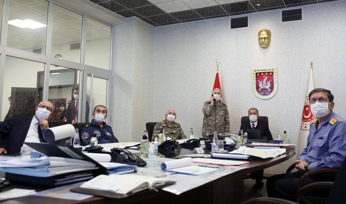 Der türkische Verteidigungsminister Hulusi Akar bespricht mit seinen Generälen die „Operation Adlerklaue“
