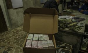 In Banken in Idlib werden syrische Pfund durch türkische Lira als Zahlungsmittel ersetzt