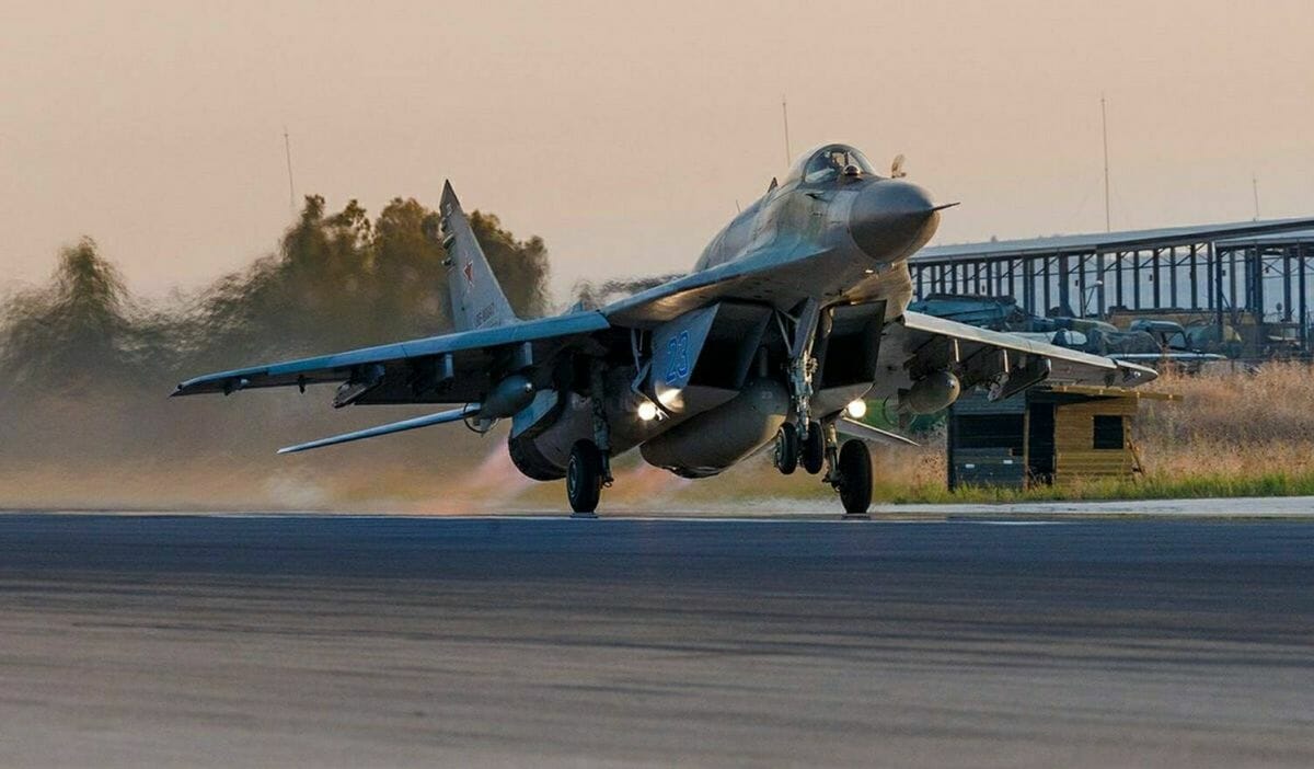 Eine MiG-29 auf der Luftwaffenbasis Hmeimim in Syrien