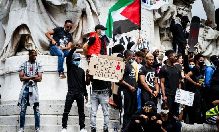 Neben antisemitischen Slogans und Transparenten fanden sich aus plästinensische Flaggen auf der Pariser Demonstration gegen Polizeigewalt