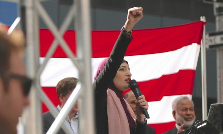 Linda Sarsour hält eine Rede auf einer Protestveranstaltung