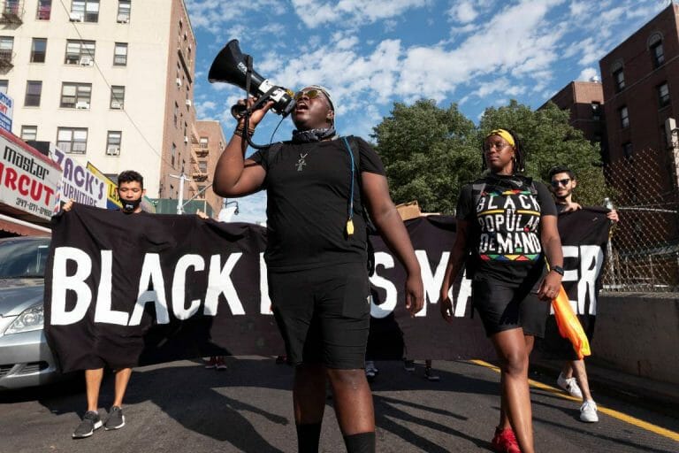 Demonstration von Black Lives Matter in New York. Das BLM-Manifest ist nicht frei von Antisemitismus, kritisiert Alan M. Dershowitz. (imago-images/ZUMA Wire)