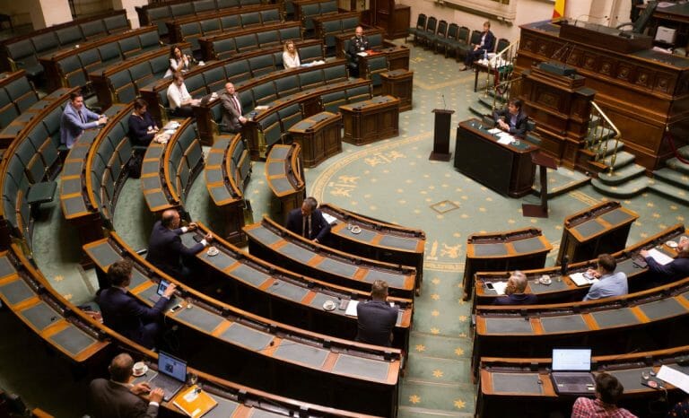 Sitzung im – coronabedingt ausgedünnten – belgischen Parlament