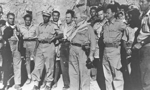 Yitzhak Rabin (li.), David Ben-Gurion (mi.) und Yigal Allon (re.) während des Unabhägigkeitskrieges