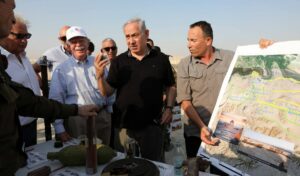 John bolton und Benjamin Netanjahu auf einem Militärposten in der Nähe des Jordantales