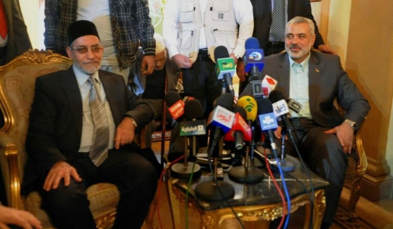 Führer der ägyptischen Muslimbruderschaft Mohammed Badie mit Ismael Haniyeh, dem Politbürochef ihres Ablegers Hamas
