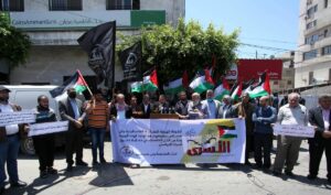 Demonstranten vor der Cairo Amman Bank protestieren gegen die Einstellung der Ausbezahlung von Terrorrenten