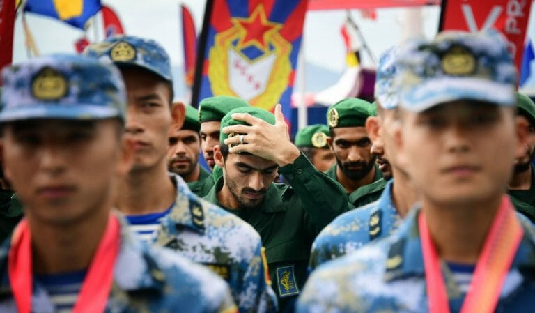Chinesische und iranische Soldaten bei einem gemeinsamen Manöver
