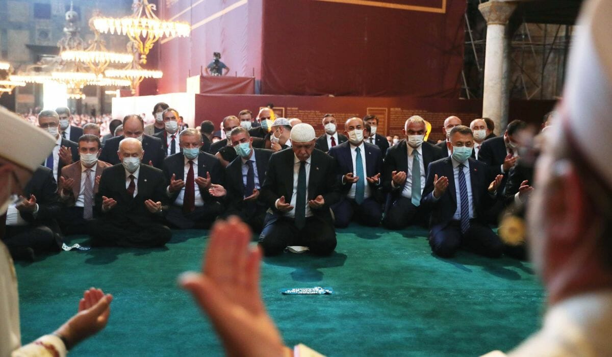 Erdogan beim ersten Freitagsgebet in der zu einer Moschee umgewidmeten Hagia Sophia