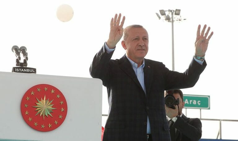 Erdogan zeigt den Gruß der islamistischen Moslembruderschaft