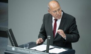 Gregor Gysi macht Israel im deutschen Bundestag für die Zunahme des Antisemitismus verantwortlich