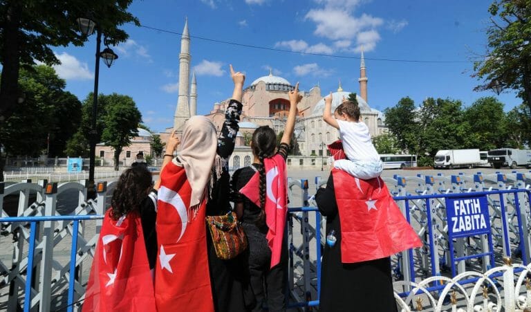 Erdogans anhänger feiern die Umwandlung der Hagia Sophia in eine Moschee