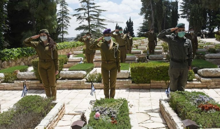 Entsprechen nicht der Opferrolle: Israelische Soldatinnen gedenken am Yom HaZikaron der Gefallenen