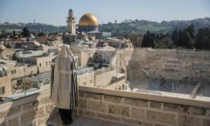 Ein Jude betet in der Nähe der Westmauer in Jerusalem