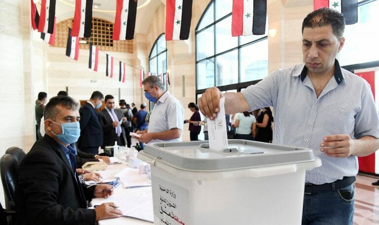 Assad ließ in den vom ihm kontrollierten Gebieten Wahlen abhalten, bei denen vom Regime handverlesene Kandidaten antraten