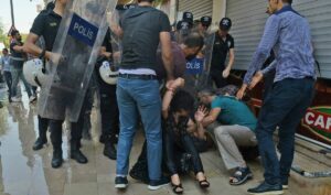 Türkische Polizei geht gegen kurdische Demonstranten in Diyarbakir vor