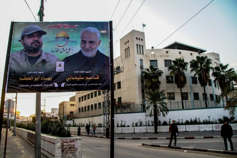Plakat im Gazastreifen, rechts darauf: der bei vielen Arabern verhasste Qassem Soleimani. (imago images/ZUMA Press)