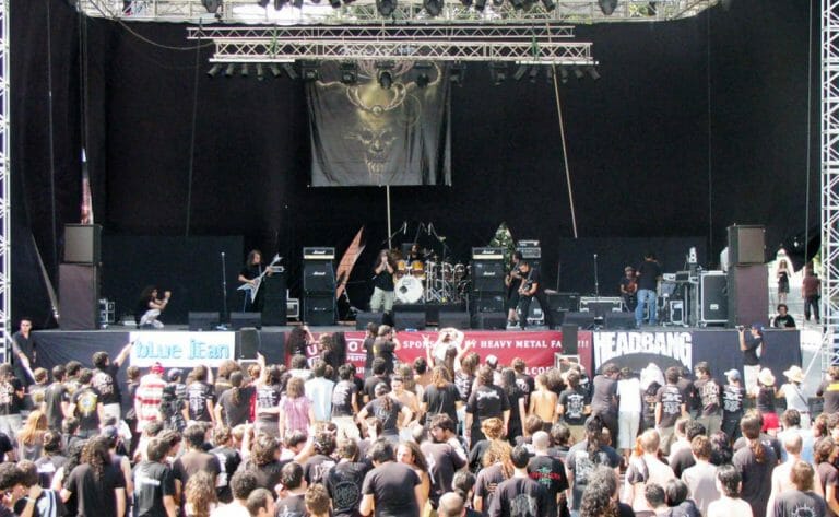 Die iranische Metal-Band Arsames auf einem Festival in der Türkei. (Mfaiiazi/CC BY 2.0)