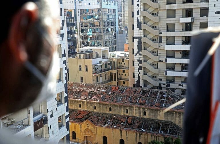 In Beirut blickt ein Mann mit Schutzmaske auf die Schäden der Explosion. (imago images/Xinhua)