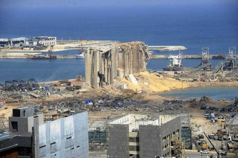 Im Bild rechts: Wo einst das Lagerhaus 12 stand, ist im Hafen von Beirut heute nur mehr ein überfluteter Krater. (<a href="http://www.imago-images.de">imago images</a>/UPI Photo)