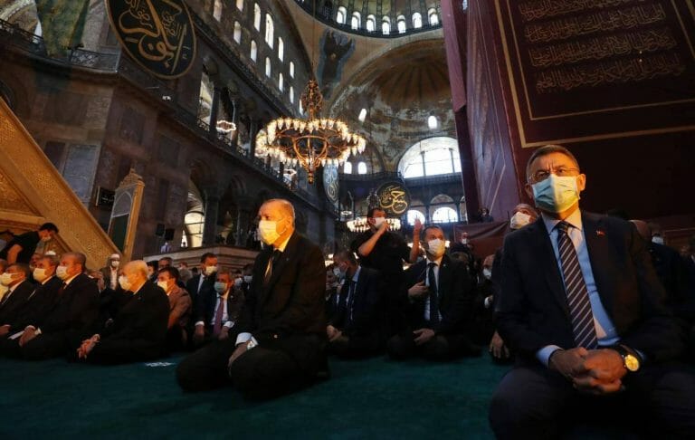 Präsident Erdogan in der in eine Moschee umgewandelten Hagia Sophia. (imago images/Xinhua)