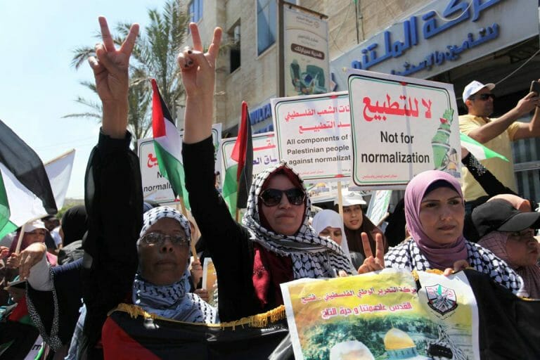 Auch sie halten an überkommenen Überzeugungen fest: Demonstration im Gazastreifen gegen Frieden mit Israel. (imago images/ZUMA Wire)