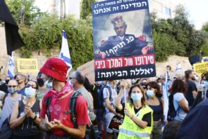 Eine der Demonstrationen gegen Israels Premierminister Netanjahu. (imago images/Kyodo News)