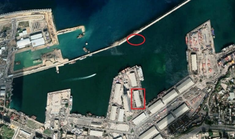 Im roten Rechteck: Lagerhaus 12, Ort der Explosion im Hafen von Beirut. Im Kreis oben: Lage der gesunkenen Rhosus. (Satellitenaufnahme: Google Earth)