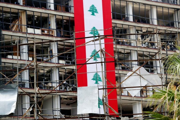 Die Flagge des Libanon kann die Ruine dahinter nur notdürftig verdecken. (imago images/Xinhua)