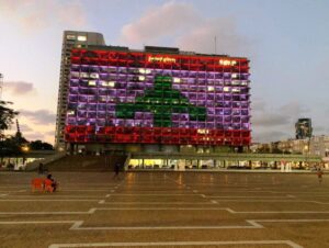 Das Rathaus von Tel Aviv erstrahlte in den Farben der libanesischen Flagge. (Quelle: Twitter)