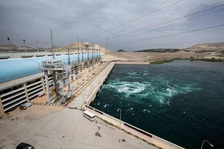 Die Türkei kontrolliert u.a. den Tishreen-Staudamm am Euphrat in Syrien. (imago images/Sebastian Backhaus)