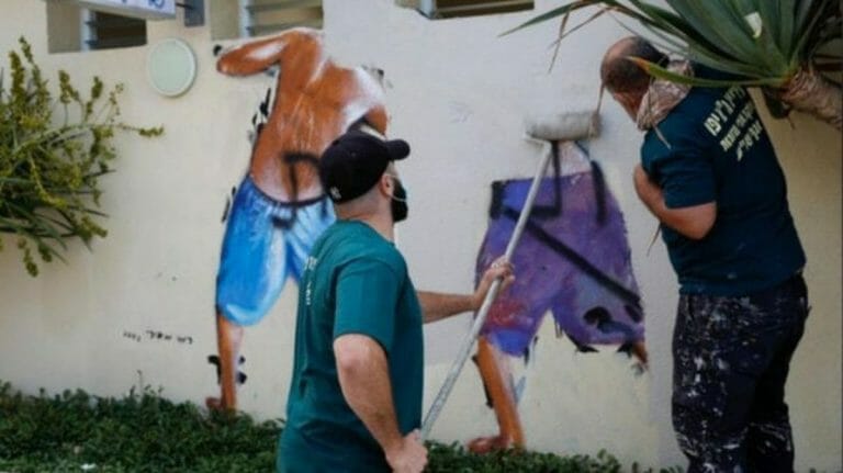 Als Reaktion lässt Tel Aviv das „Peeping Tom“-Graffito übermalen