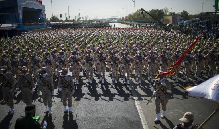 Einhiet der Revolutionsgarde auf einer Militärparade zum Jahrestag des Iran-Irak-Kriegs