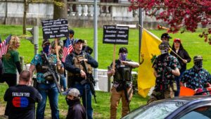 Rechte Milizionäre aus dem Umfeld der Boogaloo Bois auf einer Demonstration in Pennsylvania