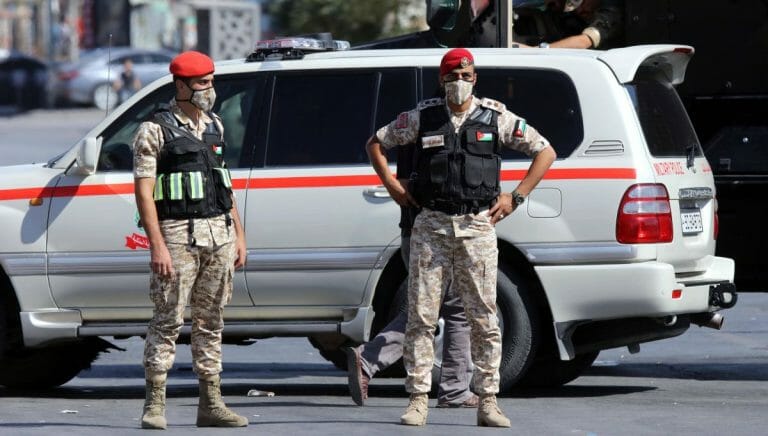 Soldaten in Jordanien kontrollieren den Corona-Lockdown