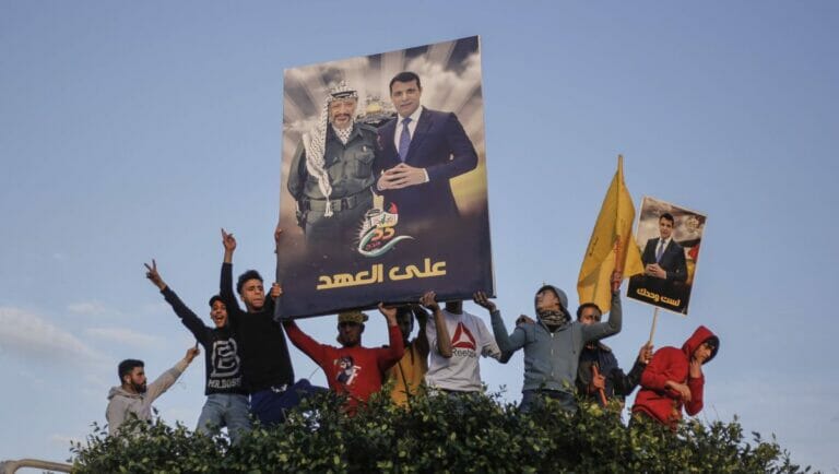 Der Abbas-Rivale Dahlan (auf dem Plakat mit Arafat) lebt in den Vereinigten Arabischen Emiraten