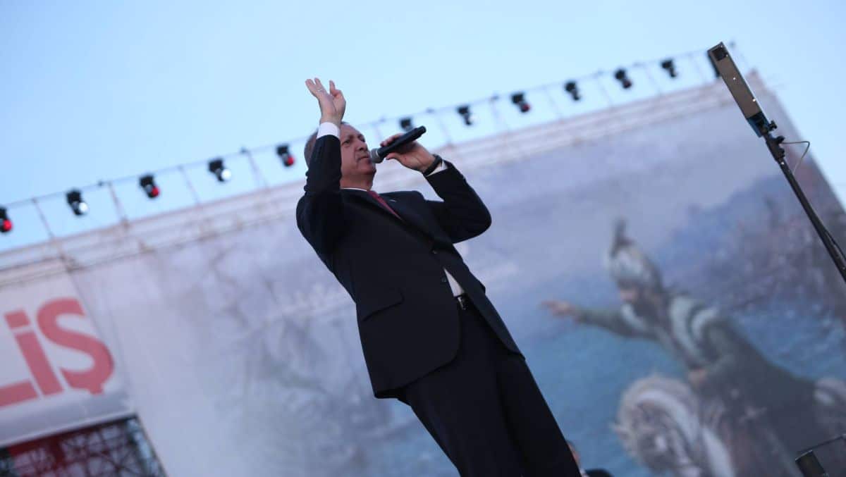 Erdogan zeigt beim Festakt zur osmanischen Eroberung Konstantinopels den Gruß der Muslimbruderschaft